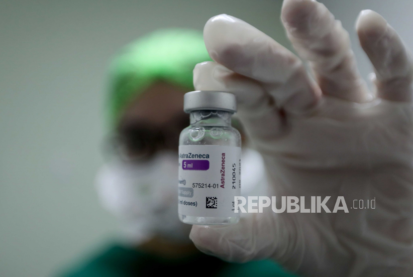 Seorang dokter menunjukkan dosis vaksin Moderna COVID-19 selama vaksinasi massal untuk tenaga kesehatan di Rumah Sakit Universitas Indonesia (RSUI), Depok Jawa Barat, Jumat (20/8). Indonesia telah mencatat lebih dari 3.930.000 kasus penyakit coronavirus (COVID-19) dengan lebih dari 123.000 kematian sejak awal pandemi.