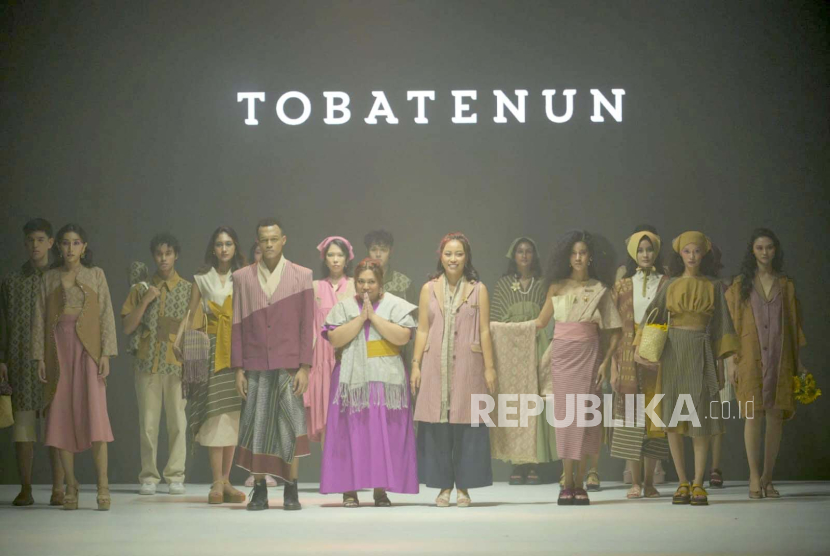 Jenama tekstil Tobatenun meluncurkan koleksi Masa Rani A Season of Bounty di panggung Jakarta Fashion Week 2024. 
