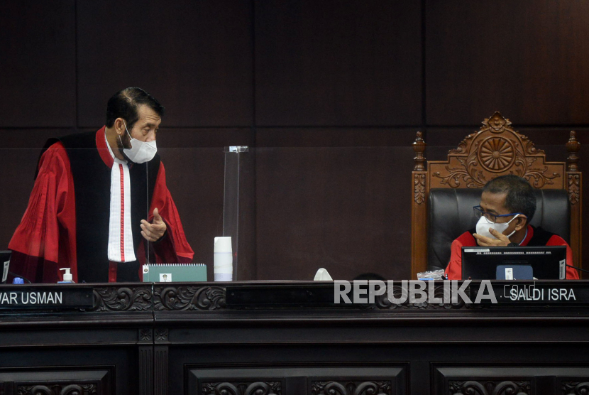 Ketua Majelis Hakim Mahkamah Konstitusi (MK) Anwar Usman bersiap memimpin sidang putusan uji Formil dan Materiil Undang-Undang Nomor 11 Tahun 2020 tentang Cipta Kerja terhadap UUD 1945, di gedung Mahkamah Konstitusi (MK), Jakarta,Kamis (25/11). Mahkamah Konstitusi (MK) menolak sebagian gugatan Undang-undang (UU) Nomor 11 Tahun 2020 tentang Cipta Kerja (UU Cipta Kerja) yang diajukan sejumlah elemen buruh. Majelis juga memerintahkan pemerintah dan DPR untuk memperbaiki dalam jangka waktu dua tahun ke depan.Prayogi/Republika.