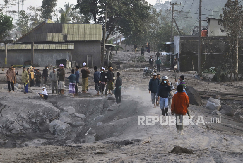 Petugas mengerahkan sejumlah alat berat untuk membersihkan material vulkanik Gunung Semeru yang menutupi jalan dan jembatan di Desa Sumberwuluh, Kecamatan Candipuro, Kabupaten Lumajang, Provinsi Jawa Timur. 