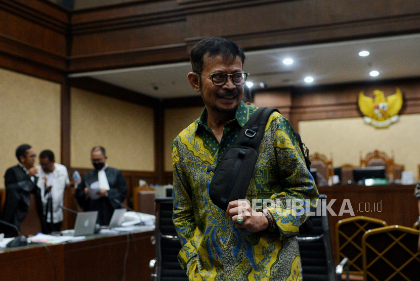 Terdakwa kasus dugaan pemerasan dan gratifikasi Syahrul Yasin Limpo berjalan usai mendengarkan keterangan saksi, di Pengadilan Tipikor, Jakarta, Senin (3/6/2024).