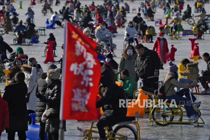  Warga menikmati berseluncur di Danau Houhai yang membeku dan padat di Beijing, Senin, 16 Januari 2023. Populasi China pada 2022 turun untuk pertama kalinya dalam enam dekade.