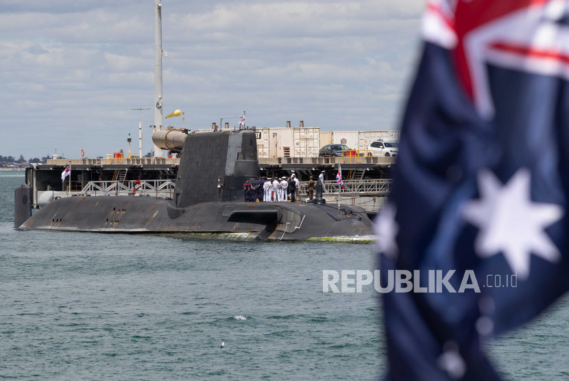 Pemandangan kapal selam serang bertenaga nuklir Inggris HMS Astute di pangkalan HMAS Stirling Royal Australian Navy di Perth, Australia Barat, Australia, 29 Oktober 2021.