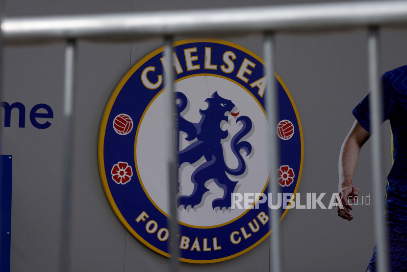 Logo klub sepak bola Chelsea ditampilkan dengan penghalang di latar depan di pintu masuk ke Stadion Stamford Bridge Chelsea di London, Inggris, Senin, 18 April 2022.  Chelsea mengumumkan pemilik baru pengganti Roman Abramovich, Ahad (8/5/2022).