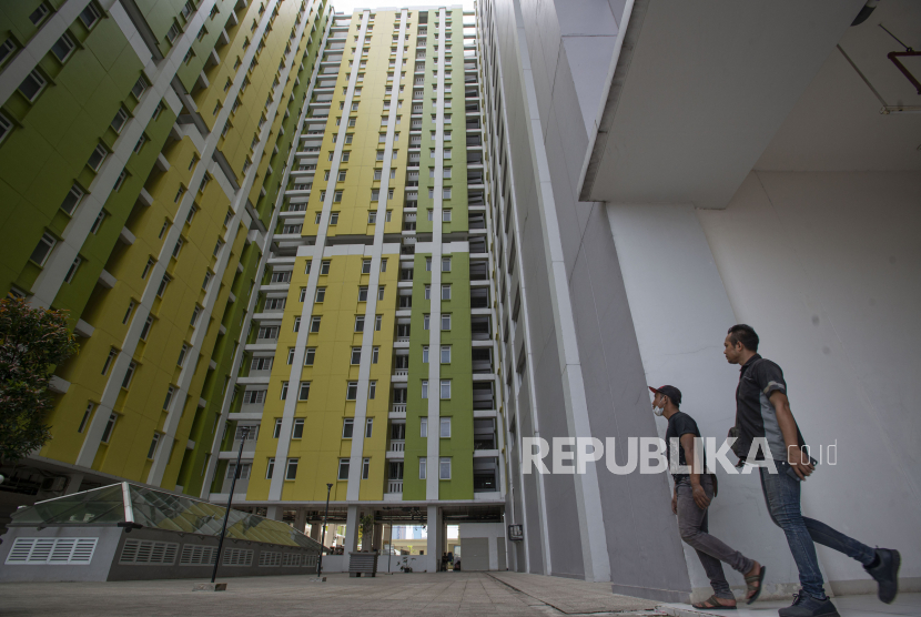 Dua karyawan berjalan di kompleks Rumah Susun (Rusun) Pasar Rumput, Jakarta, Kamis (24/6/2021). Pemerintah menyiapkan Rusun tersebut sebagai alternatif tempat isolasi mandiri bagi pasien COVID-19 kategori Orang Tanpa Gejala (OTG) dengan mengoperasikan 600 unit kamar di lantai empat hingga lantai 25 pada tahap pertama yang rencananya beroperasi dalam sepekan atau 10 hari mendatang. 