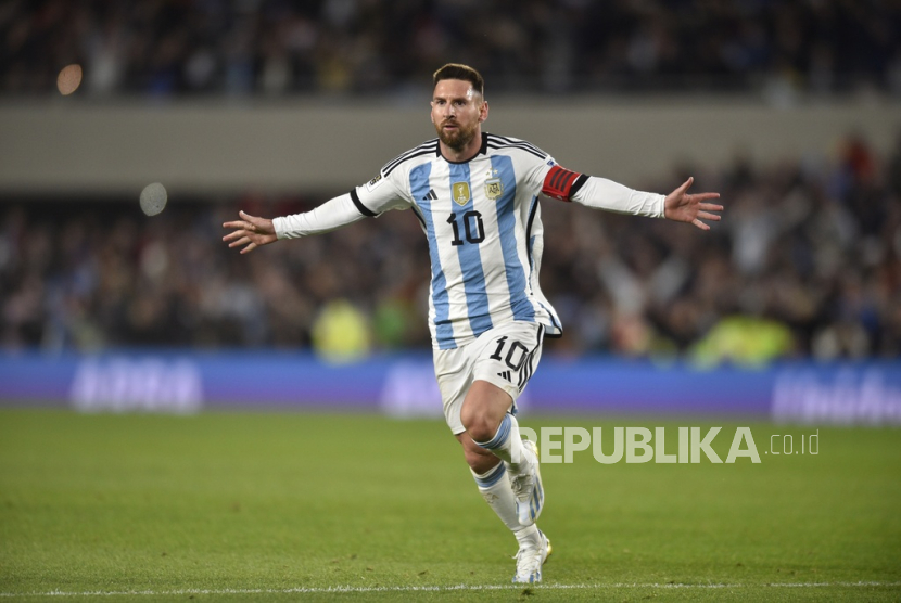 Striker timnas Argentina, Lionel Messi, berselebrasi usai mencetak gol dari tendangan bebas vs Ekuador pada partai pembuka Kualifikasi Piala Dunia 2026 zona Amerika Selatan, Jumat (8/9/2023).