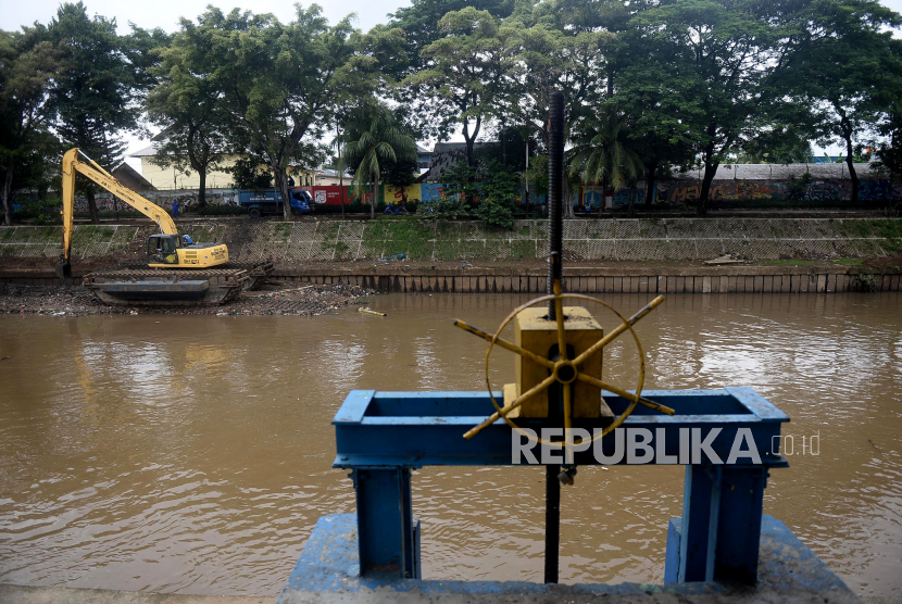Penyediaan Air Bersih PDAM Depok Tergantung Sungai Ciliwung. Foto ilustrasi: Sungai Ciliwung 