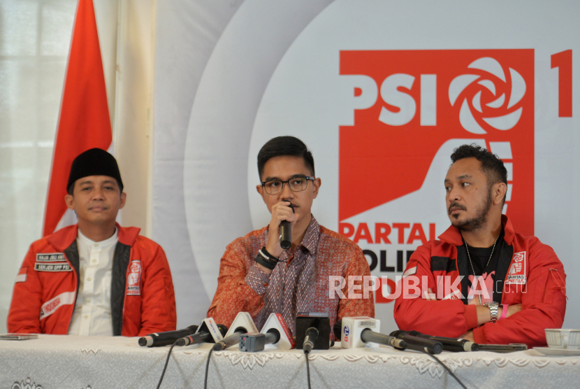 Ketum PSI Kaesang Pangarep (tengah) didampingi Sekjen PSI Raja Juli Antoni (kiri) dan Dewan Pembina Giring Ganesha (kanan) menyampaikan konferensi pers di kantor DPP PSI, Jakarta, Jumat (24/11/2023). 