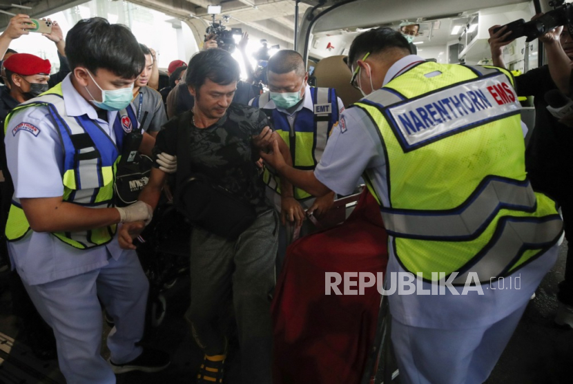 Seorang pekerja Thailand yang tertembak di lututnya dibawa ke rumah sakit setelah dievakuasi dari Israel dan tiba di Bandara Suvarnabhumi di Samut Prakan, Thailand, 12 Oktober 2023.