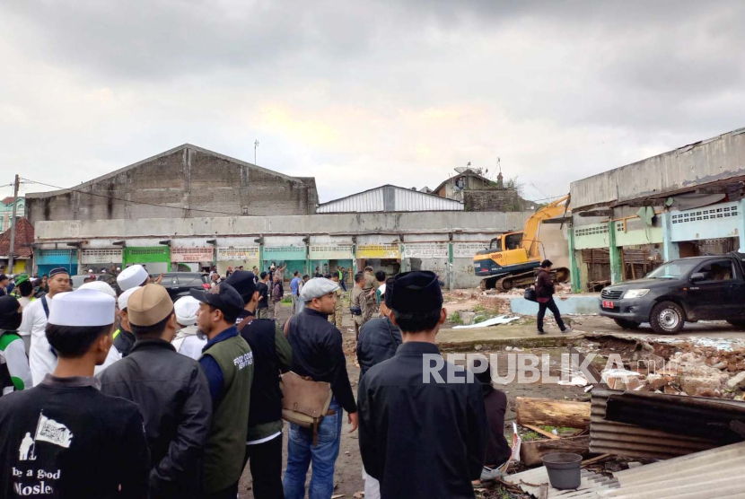 Proses pembongkaran eks Terminal Cilembang di Jalan Ir Juanda, Kota Tasikmalaya, Selasa (21/11/2023). Pembongkaran itu dilakukan lantaran selama ini masyarakat menilai terdapat aktivitas negatif di tempat itu. 