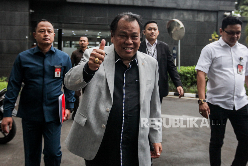 Hakim Mahkamah Konstitusi Arief Hidayat (tengah). Majelis Kehormatan MK menjatuhkan sanksi tertulis untuk hakim MK Arief Hidayat.
