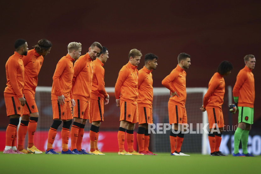 Pemain Belanda berbaris sebelum pertandingan sepak bola persahabatan internasional antara Belanda dan Spanyol di Johan Cruyff ArenA di Amsterdam, Belanda, Rabu, 11 November 2020. 
