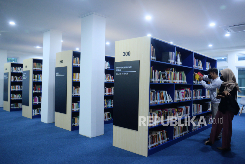 Warga mencari buku di Perpustakaan Kota Bogor, Jawa Barat, Rabu (18/1/2023). Dubes Australia siap mengembangkan perpustakaan di Kota Bogor, Jawa Barat.
