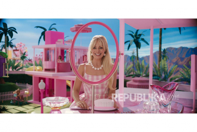 Salah satu adegan di film Barbie (2023). Francis Coppola turut senang dengan pencapaian Barbie dan Oppenheimer.