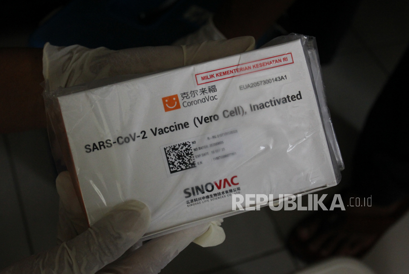 Petugas menunjukkan kotak berisi vaksin COVID-19 Sinovac saat pembagian di Gudang Farmasi Dinas Kesehatan Kota Surabaya, Jalan Kali Rungkut, Surabaya, Jawa Timur, Kamis (14/1/2021). Dinas Kesehatan Kota Surabaya mulai membagikan vaksin COVID-19 Sinovac ke puskesmas-puskesmas dan rumah sakit. 
