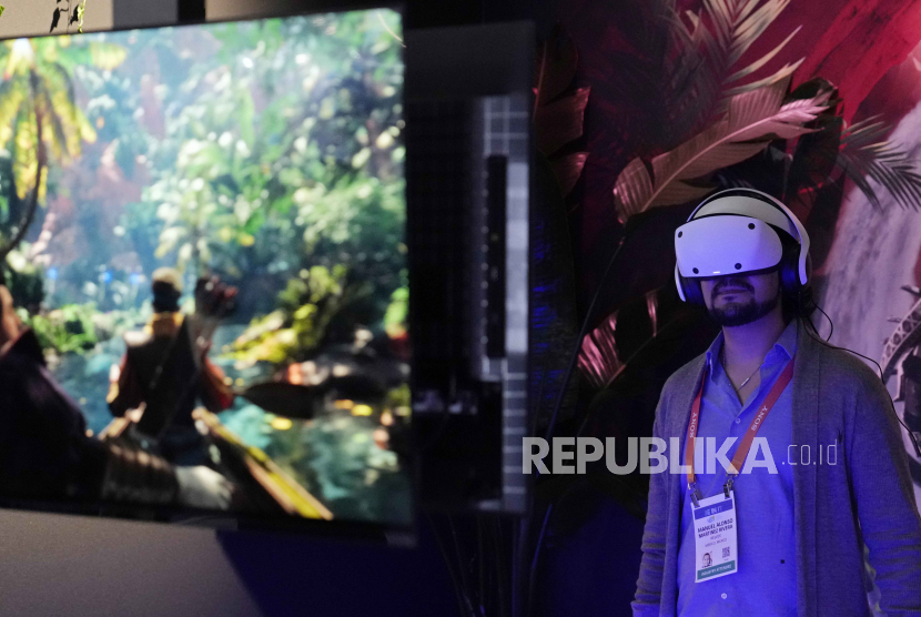 Seorang pengunjung mencoba headset PlayStation VR 2 headset di booth Sony saat pameran teknologi CES berlangsung di Las Vegas, Amerika Serikat.. 