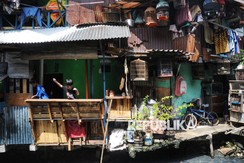 Anak -anak bermain di permukiman padat penduduk di kawasan Kebon Melati, Jakarta, Ahad (15/6/2025). Data terakhir Bank Dunia menyebutkan angka kemiskinan di Indonesia melonjak drastis hingga menyentuh angka 194,6 juta jiwa sesuai hitungan baru Bank Dunia pada Juni 2025. Namun, angka ini nampak jauh berbeda dengan hitungan kemiskinan yang terakhir kali dirilis BPS. Tingkat kemiskinan Indonesia per September 2024, dalam rilisan BPS, hanya sebesar 8,57% atau sekitar 24,06 juta jiwa.