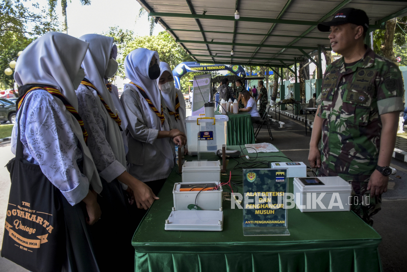 Ilustrasi personel TNI membantu masyarakat.
