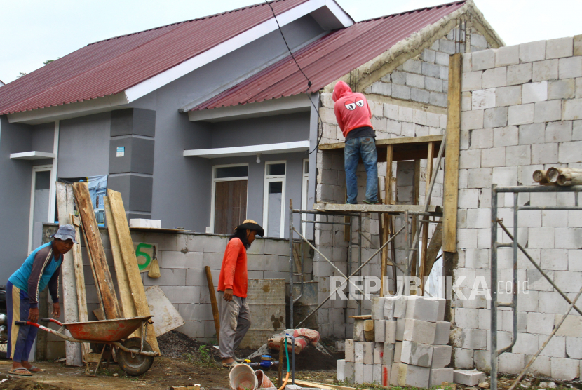 Pekerja membangun rumah bersubsidi di Wagir, Malang, Jawa Timur, Sabtu (4/12/2021). Kementerian Pekerjaan dan Perumahan Rakyat (PUPR) menargetkan penyaluran bantuan Prasarana Sarana serta Utilitas (PSU) untuk rumah subsidi pada tahun 2021 sebesar 25.000 unit yang tersebar di 33 provinsi. 