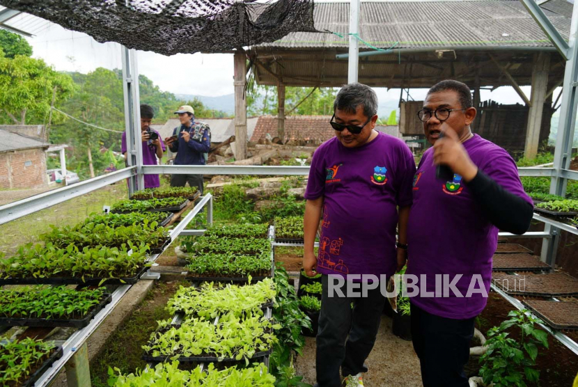 Bupati Garut Rudy Gunawan (kedua kanan) meninjau tanaman produktif saat meluncurkan program Halaman Bermanfaat Terpadu (Harum Madu) di Desa Girimukti, Kecamatan Singajaya, Kabupaten Garut, Jawa Barat, Rabu (22/2/2023). 