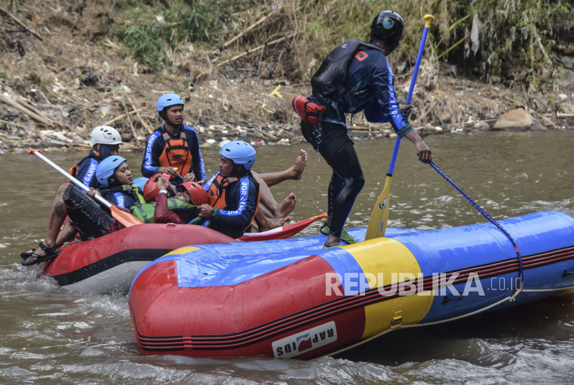 Wartawan mengikuti pelatihan water rescue pada workshop jurnalis sadar risiko bencana di Sungai Cimanuk, Kabupaten Garut, Jawa Barat, Kamis (11/8/2022). Jabar Quick Response (JQR) memberikan pelatihan simulasi pertolongan kebencanaan kepada wartawan se-Jawa Barat untuk meningkatkan standar keselamatan yang harus dilakukan di lokasi bencana saat peliputan. 
