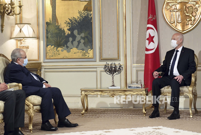 Menteri Luar Negeri Aljazair Ramadhan Laamamra, kiri, bertemu dengan Presiden Tunisia Kais Saeid, untuk membahas krisis Tunisia di Istana Kepresidenan di Carthage, di luar Tunis, Tunisia, Selasa, 27 Juli 2021.