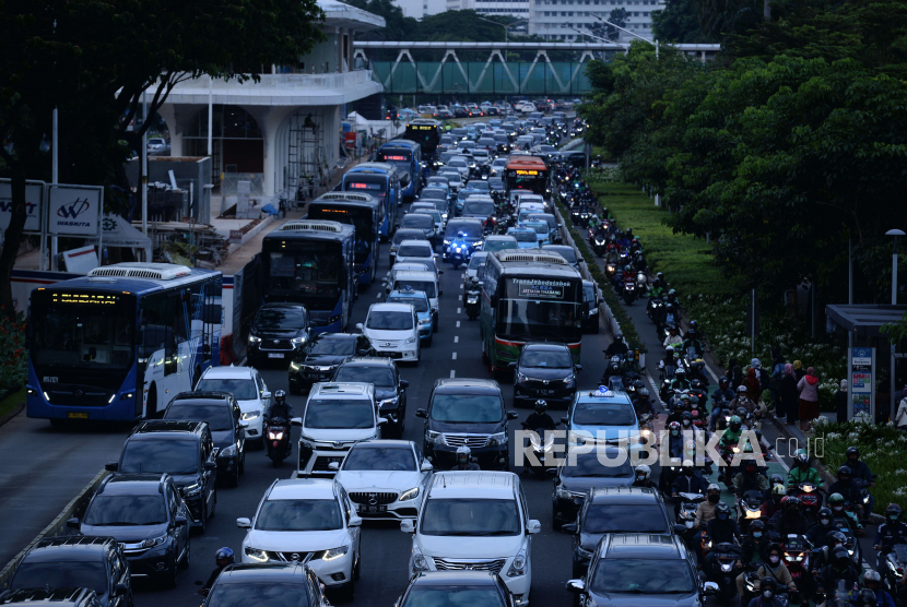 Sejumlah kendaraan melintasi Jalan Jenderal Sudirman di Jakarta.