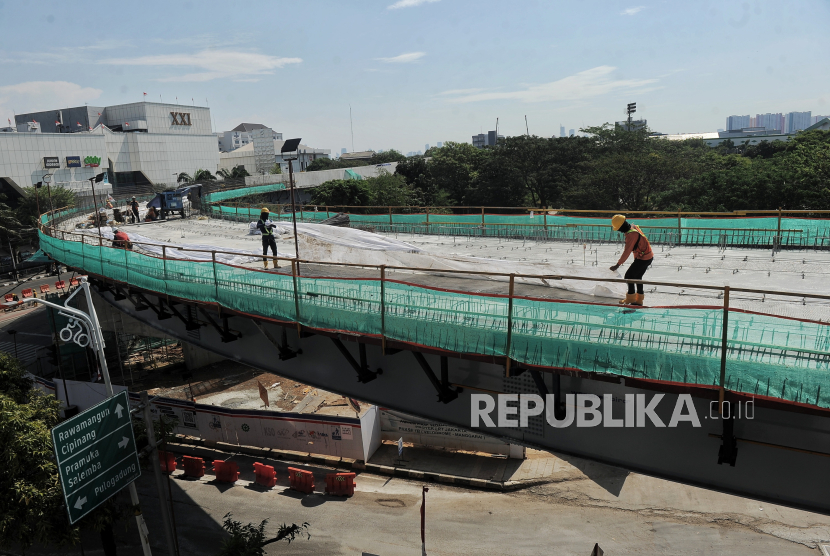 Sejumlah pekerja mengerjakan pembangunan konstruksi proyek LRT Jakarta fase 1B di Jalan Pemuda, Rawamangun, Pulo Gadung, Jakarta Timur, Rabu (11/9/2024). 