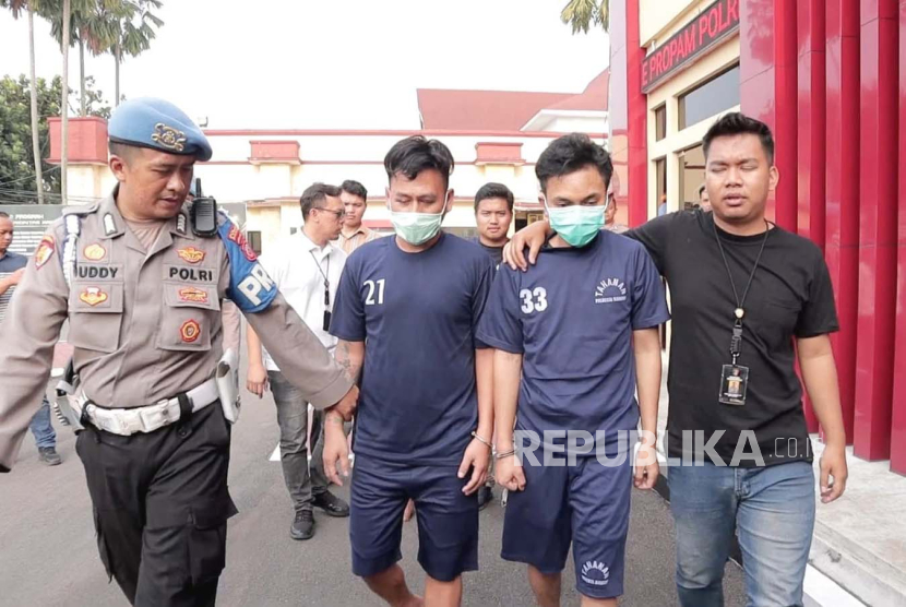 Polisi menggiring sejumlah tersangka kasus pengeroyokan terhadap seorang polisi, saat rilis pengungkapan kasus di Markas Polresta Bandung, Kabupaten Bandung, Jawa Barat, Jumat (22/12/2023).