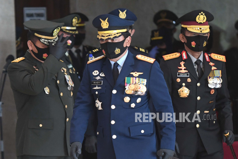 Panglima TNI dan Kapolri menggelar rapat tertutup dari media di Timika Panglima TNI Marsekal TNI Hadi Tjahjanto (tengah) bersama Kapolri Jenderal Pol Idham Azis (kanan).