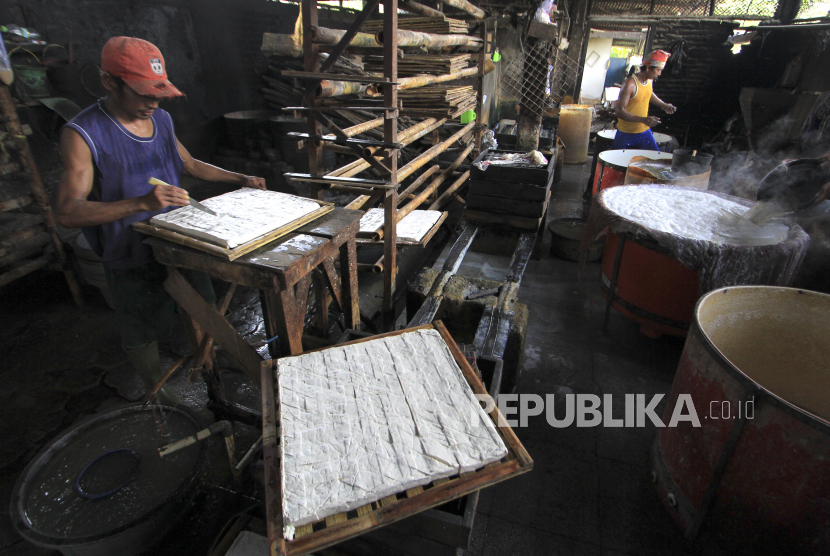 Pekerja menyelesaikan pembuatan tahu di Kelurahan Bojongsari, Indramayu, Jawa Barat, Rabu (30/12/2020). Sejumlah produsen tahu dan tempe di Indramayu berencana melakukan aksi mogok produksi mulai 1 Januari hingga 3 Januari 2021 sebagai bentuk protes atas melonjaknya harga kedelai dari Rp7.000 per kg menjadi Rp10.000 per kg. 