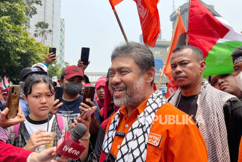 Presiden KSPI sekaligus Partai Buruh Said Iqbal memberikan keterangan kepada wartawan di Jakarta Pusat pada Jumat (27/10/2023).