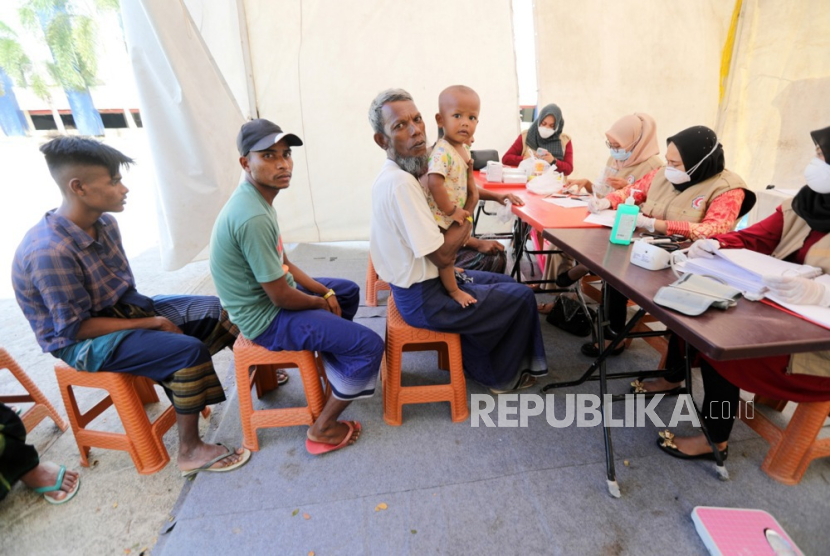 Pengungsi Rohingya melakukan pemeriksaan kesehatan di tempat penampungan sementara di basemen gedung pemerintah di Kota Banda Aceh, Provinsi Aceh, Senin (26/2/2024).