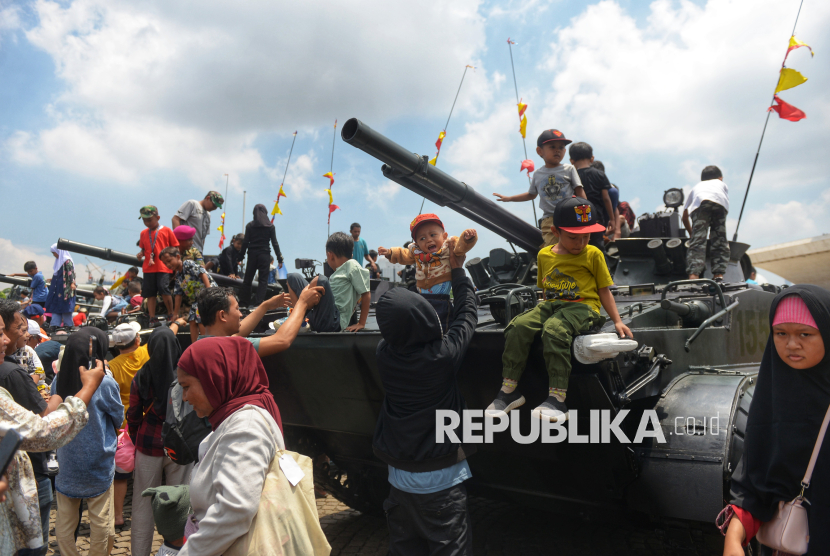 Antusiasme Warga Melihat Deretan Alutsista TNI di Monas