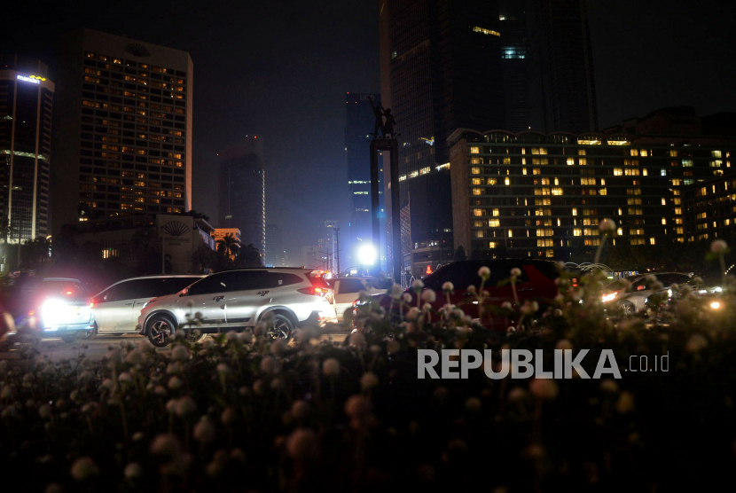 Suasana pemadaman listrik saat pelaksanaan Earth Hour di kawasan Bundaran HI, Jakarta. Pemprov DKI akan menggenjot hemat energi dan ekonomi dari acara 'Earth Hour'.