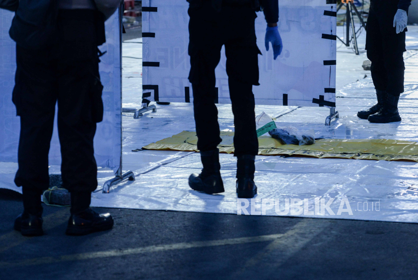 Tim Disaster Victim Identification (DVI) memeriksa kantong yang berisi bagian tubuh dan puing-puing pesawat Sriwijaya Air nomor penerbangan SJ182 rute Jakarta-Pontianak pada hari kelima operasi SAR di Dermaga JICT, Tanjung Priok, Jakarta, Rabu (13/1). Badan SAR Nasional (Basarnas) melaporkan hingga Rabu (13/1) pukul 18.50 WIB telah mengumpulkan 141 kantong jenazah dan 59 kantong bagian pesawat. Republika/Thoudy Badai
