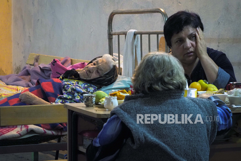  Para wanita berlindung di tempat penampungan bom di Stepanakert, wilayah separatis Nagorno-Karabakh, Selasa, 3 November 2020.