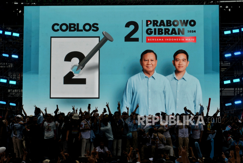 Pendukung capres nomor urut 2 Prabowo Subianto memadati kawasan Stadion Utama Gelora Bung Karno (SUGBK), Senayan, Jakarta Pusat, Sabtu (10/2/2024). 
