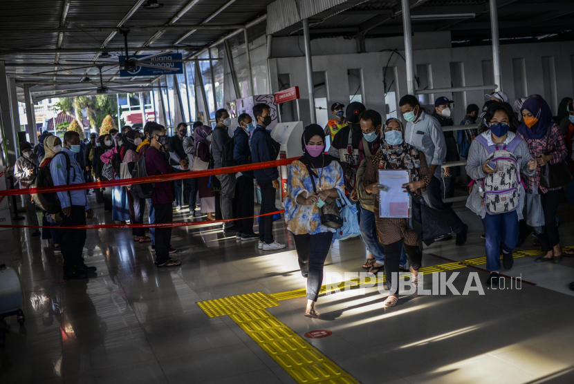 Calon penumpang berlari untuk menaiki KRL di Stasiun Bogor, Kota Bogor, Jawa Barat, Senin (13/9). PT KAI Commuter mulai memberlakukan sertifikat vaksin sebagai syarat untuk naik KRL pada masa PPKM level 3. Republika/Putra M. Akbar