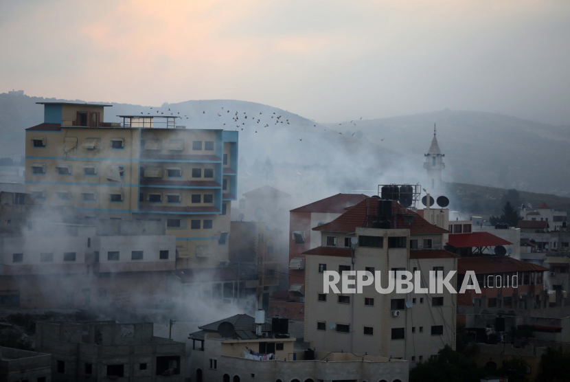 Tentara Israel menembakkan gas air mata ke warga Palestina setelah menghancurkan sebuah bangunan di desa Tepi Barat Yabad, 02 Juni 2022. Israel telah menyetujui pembangunan 36.000 unit rumah baru di Kota Holon dekat Tel Aviv. 