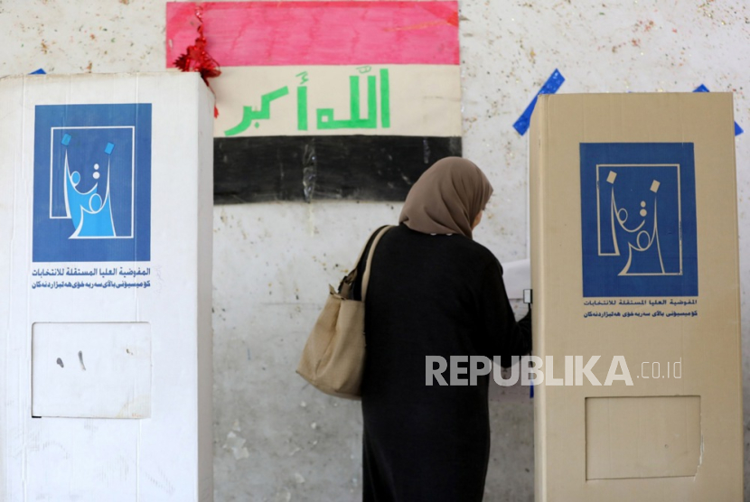 Seorang perempuan Irak memberikan suaranya saat pemilu provinsi, di sebuah TPS di distrik Karada, Bagdad, Irak, (18/12/2023).