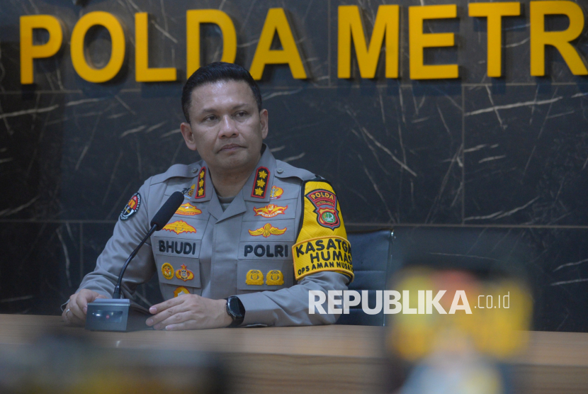 Kabid Humas Polda Metro Jaya Kombes Budi Hermanto memberikan keterangan pers terkait perkembangan penanganan terkini ledakan di SMAN 72 Jakarta di Polda Metro Jaya, Jumat (7/11/2025). Polda Metro Jaya memastikan bahwa penanganan terhadap korban ledakan di SMAN 72 Jakarta berjalan optimal. Berdasarkan data terbaru malam ini, sebanyak 21 korban telah pulang ke rumah masing-masing, sementara 33 korban lainnya masih menjalani perawatan di rumah sakit.