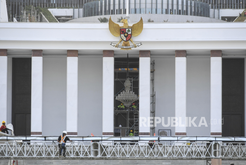 Pekerja memasang tenda untuk upacara HUT RI di Lapangan Upacara Istana Kepresidenan IKN, Penajam Paser Utara, Kalimantan Timur, Sabtu (27/7/2024). Persiapan pelaksaan upacara HUT Ke-79 Kemerdekaan RI di Lapangan Upacara Istana Kepresidenan IKN telah mencapai sekitar 90 persen dan siap digelar pada 17 Agustus 2024. 