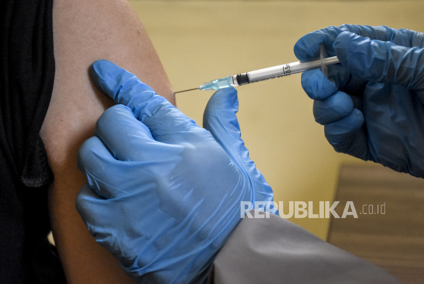 Petugas menyuntikkan vaksin Sinovac, ilustrasi