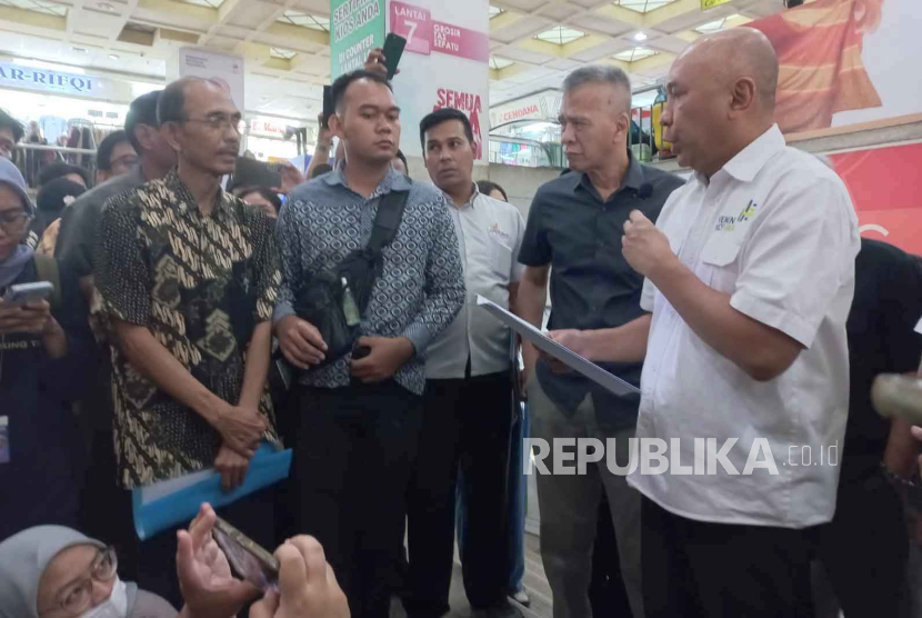 Menteri Koperasi dan UKM Teten Masduki meninjau para pedagang di Pasar Tanah Abang, Jakarta, Selasa (19/9/2023).