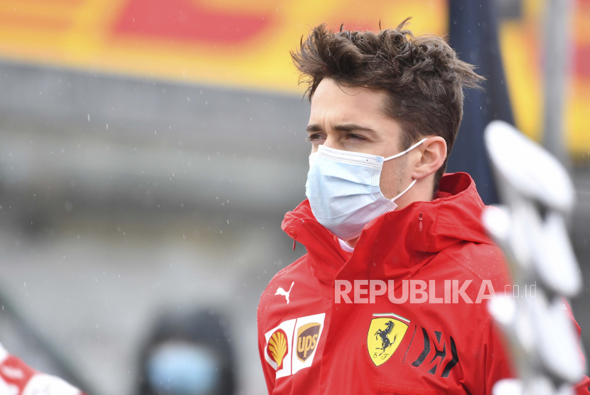 Pembalap Ferrari Charles Leclerc dari Monaco berdiri sebelum Grand Prix Formula Satu Emilia Romagna, di arena pacuan kuda Imola, Italia, Minggu, 18 April 2021.