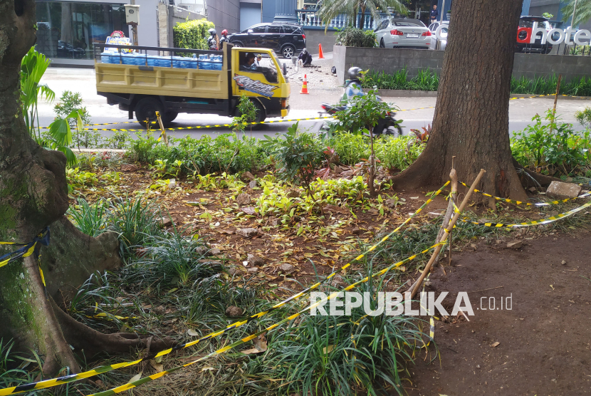 Kondisi tanaman hias yang rusak terinjak pencari koin aplikasi Jagat di Taman Sukajadi, Kota Bandung, Selasa (14/1/2025). Sejumlah taman di Kota Bandung rusak akibat ulah sejumlah warga yang mencari koin tersebut. Satpol PP Kota Bandung akan memberikan sanksi kepada para pencari koin yang merusak taman.