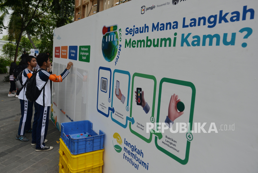 Sejumlah pelajar menghadiri Langkah Membumi Festival 2024 di Senayan Park, Jakarta pada Sabtu (2/11/2024).