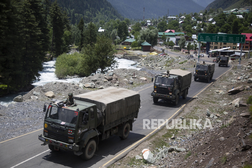 Sejumlah prajurit tentara India berjaga di salah satu kendaraan saat konvoi di jalan raya Srinagar-Ladakh di Gagangeer, India, Rabu (17/6). Pasukan keamanan India mengatakan tidak ada pihak yang melepaskan tembakan dalam bentrokan di wilayah Ladakh Senin malam