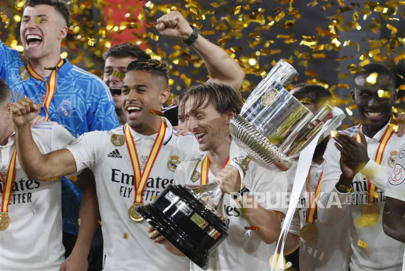 Gelandang Real Madrid Luka Modric (tengah) merayakan dengan trofi setelah pertandingan final sepak bola Piala Raja Spanyol antara Real Madrid dan CA Osasuna di stadion La Cartuja di Sevilla, Spanyol, Ahad (7/5/2023) dini hari WIB. 